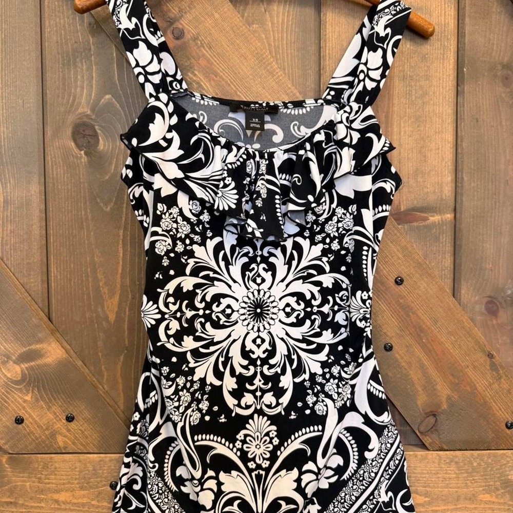 White House Black Market Tank Top Womens XS Black White Excellent Ruffle Damask